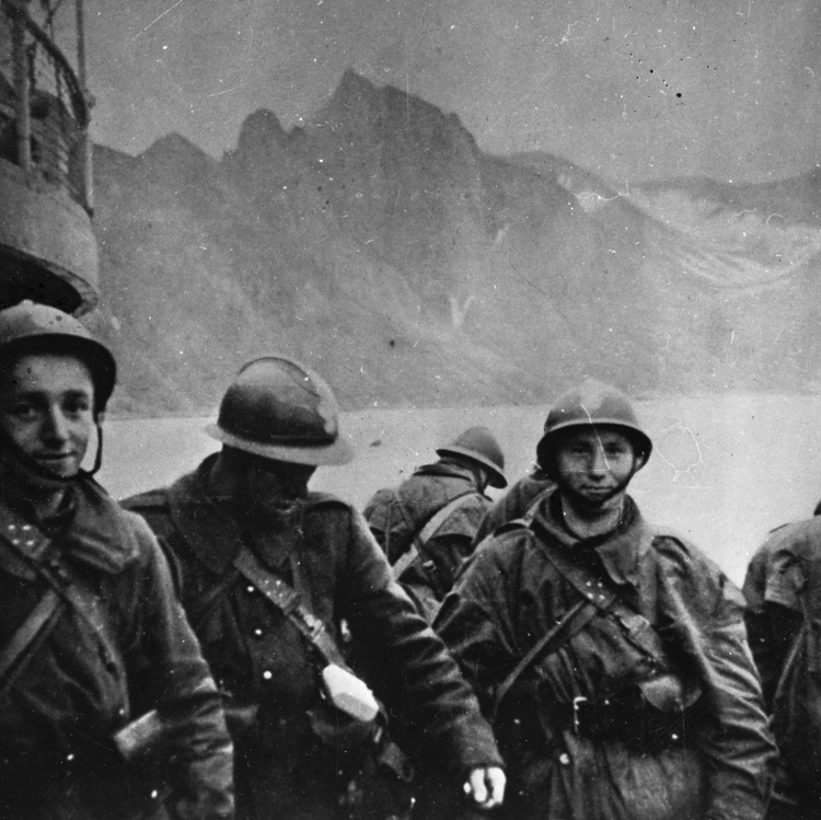 Żołnierze polscy w Narwiku w maju 1940 r. Niemcy zajęli Norwegię. W odpowiedzi alianci wysłali tam swoje wojska. Walki trwały cały maj. Zakończyło je wycofanie wojsk sprzymierzonych. W bojach o norweski Narwik wzięła udział polska Samodzielna Brygada Strzelców Podhalańskich. Fot. PAP/CAF