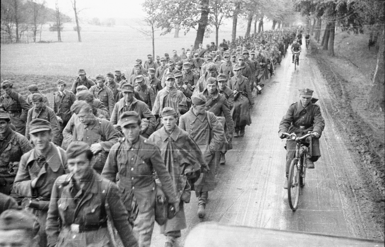Berlin, 05.1945 r. Kolumna wojsk niemieckich eskortowana przez polskich żołnierzy opuszcza miasto po kapitulacji Niemiec. PAP/CAF/Polpress