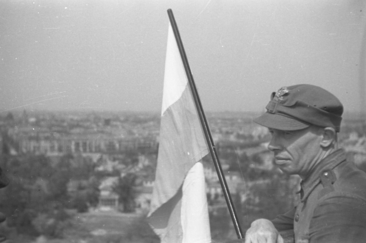 Niemcy, Berlin, 02.05.1945. Żołnierze z dywizji im. Tadeusza Kościuszki zawiesili polską flagę na Kolumnie Zwycięstwa. PAP/Reprodukcja