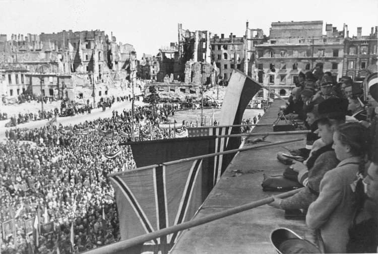 Warszawa, 9.05.1945 r. Manifestacja z okazji zakończenia wojny. Nz. flagi państw koalicji antyniemieckiej. PAP/CAF