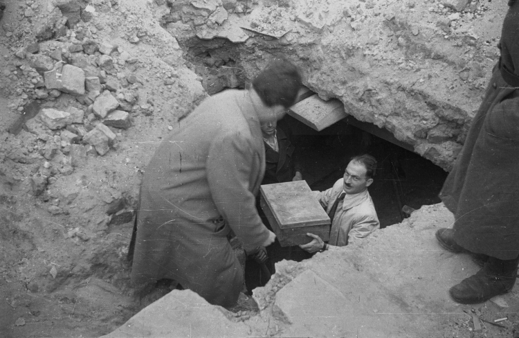 Znalezienie dziesięciu metalowych skrzyń zawierających pierwszą część tzw. Archiwum Ringelbluma. W wykopie Hersz Wasser (P). Warszawa, 18 września 1946 r. PAP/Władysław Forbert