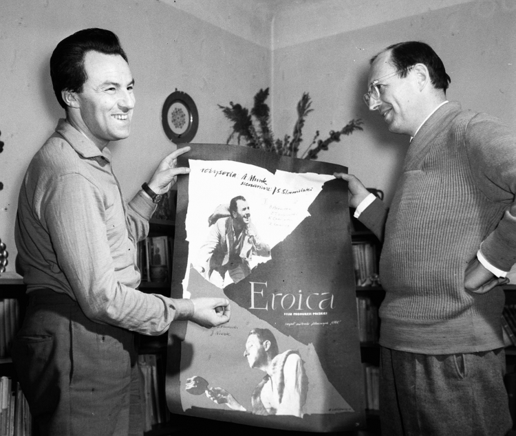 Reżyser Andrzej Munk (L) i scenarzysta Jerzy Stefan Stawiński (P) twórcy filmu "Eroica" z plakatem promującym ten film. 1958 r. PAP/CAF-Zbigniew Matuszewski