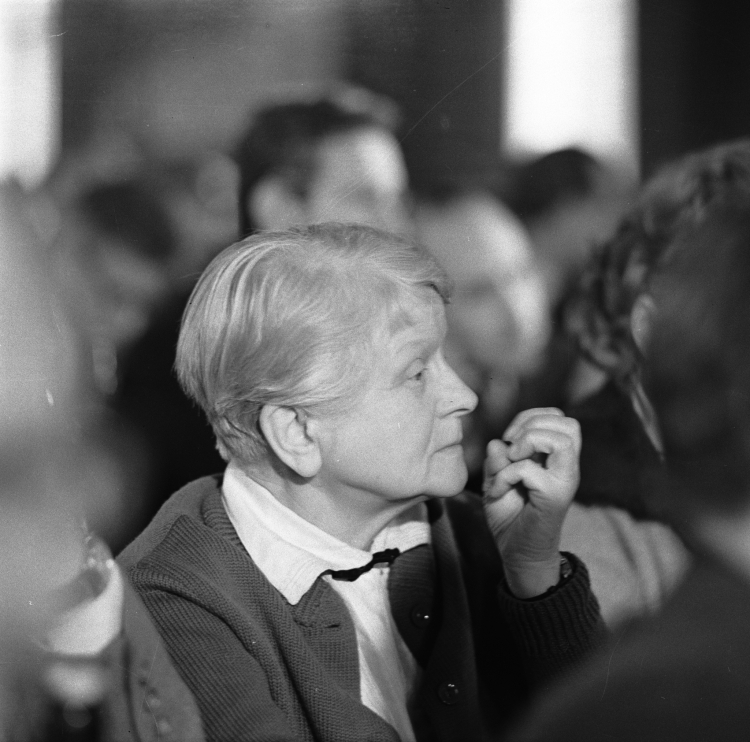 Maria Dąbrowska (1889–1965) - pisarka, czołowa przedstawicielka realistycznej prozy społeczno-obyczajowej i psychologicznej. Krzewicielka idei spółdzielczości, krytyczna wobec rzeczywistości społeczno - politycznej II Rzeczpospolitej, a także wobec antyinteligenkiej polityki PRL (sygnatariuszka Listu 34). Fot. PAP/CAF/Henryk Grzęda