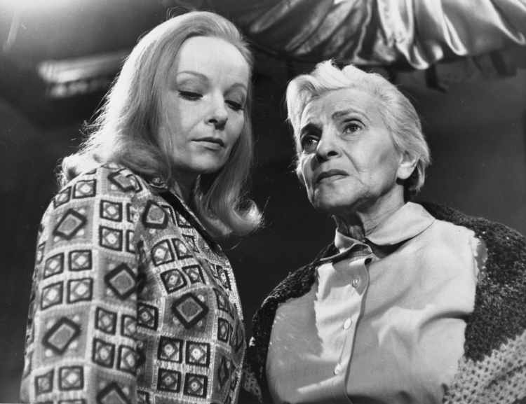 Aktorki Aleksandra Śląska (L) i Ida Kamińska (P) w filmie "Czarna suknia", 1967 r. PAP/CAF/Archiwum