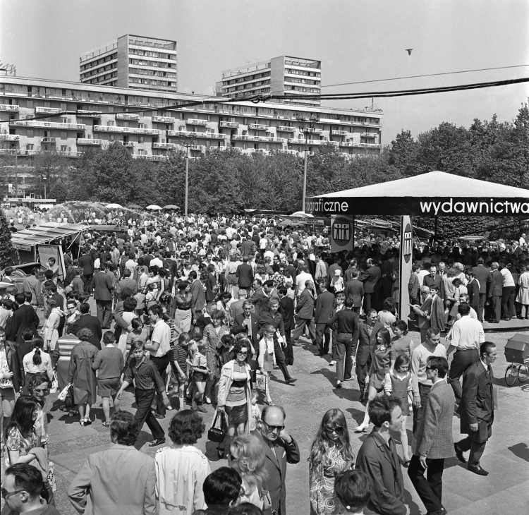 Warszawa, maj 1972 r. XXV Warszawski Kiermasz Książki przed PKiN na pl. Defilad. Z prawej stoisko Wydawnictw Kartograficznych, w głębi ul. Świętokrzyska. Fot. PAP/Afa Pixx/Irena Komar