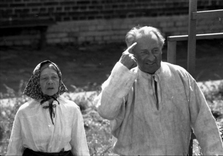 Realizacja filmu pt. Kochaj albo rzuć, w reżyserii Sylwestra Chęcińskiego, trzeciej część trylogii o losach rodzin Pawlaków i Karguli, Dobrzykowice 1974 r. Na zdjęciu: Halina Buyno-Łoza i Władysław Hańcza jako Aniela i Władysław Kargulowie. PAP/Adam Hawałej