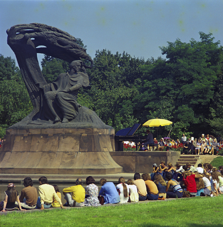 Letnie koncerty pod pomnikiem Fryderyka Chopina w Łazienkach Królewskich, 1974 r. PAP/Wojciech Kryński 
