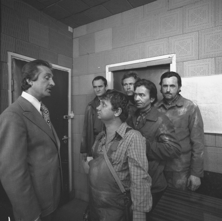 Realizacja serialu "Czterdziestolatek" Nz. Andrzej Kopiczyński (1L) i Roman Kłosowski (C), wrzesień 1976 r. PAP/Witold Rozmysłowicz
