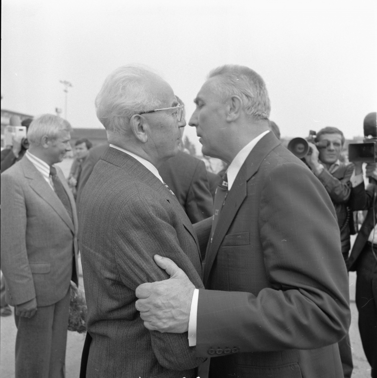 Czechosłowacja, Praga 04.07.1977. Wizyta I sekretarza KC PZPR Edwarda Gierka w Czechosłowacji. Nz. przywódca Komunistycznej Partii Czechosłowacji Gustav Husak (L) wita Edwarda Gierka (tzw. pocałunek na niedźwiedzia). PAP/Jan Morek