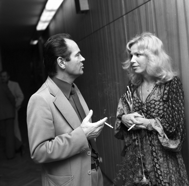 IV Festiwal Polskich Filmów Fabularnych. Uroczystość zakończenia i rozdanie nagród Nz. aktorka Irena Karel i reżyser Sylwester Chęciński, wrzesień 1977 r. PAP/Stefan Kraszewski