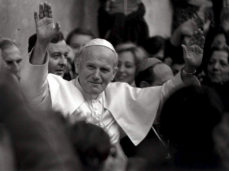 Archiwalne zdjęcie z 1978 roku przedstawiające Karola Wojtyłę podczas jego pierwszego oficjalnego wystąpienia publicznego jako papieża Jana Pawła II w Castel Gandolfo, tuż po jego wyborze w październiku. PAP/EPA/Massimo Capodanno