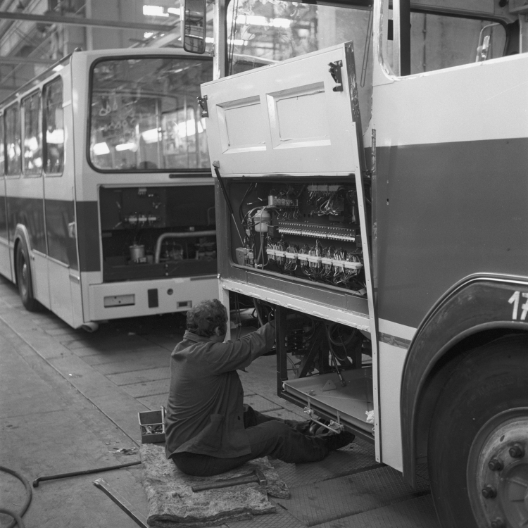Na zdjęciu z 1978 r.: montaż autobusów miejskich Jelcz PR110 (Jelcz-Berliet PR110) w Jelczańskich Zakładach Samochodowych. Fot. PAP/Wojciech Kryński 