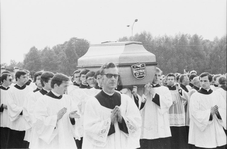 Uroczystości pogrzebowe Stefana Kardynała Wyszyński Nz. wniesienie trumny z ciałem Prymasa Tysiąclecia na Plac Zwycięstwa, 31 maja 1981 r. PAP/CAF/Cezary Langda