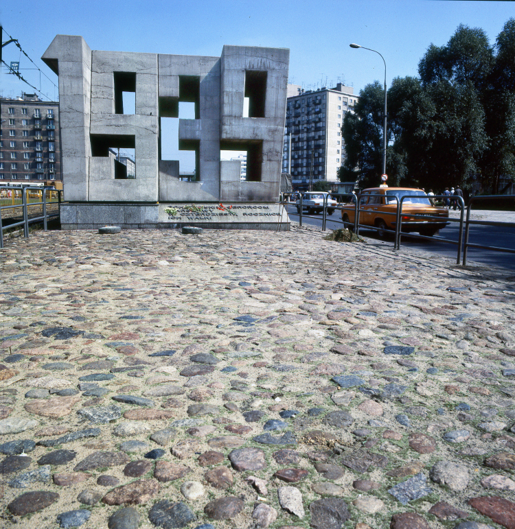 Warszawa ok. 1986 r. Pomnik Barykada Września. Monument zaprojektowany przez profesora Juliana Pałkę, stoi pomiędzy dwoma pasami ulicy Grójeckiej, w miejscu gdzie od 8 do 27 września 1939 r. znajdowała się barykada na skrzyżowaniu ulic Grójeckiej i Opaczewskiej. Pomnik został odsłonięty 12 września 1979 w 40. rocznicę obrony Warszawy. Fot. PAP/Maciej Belina Brzozowski
