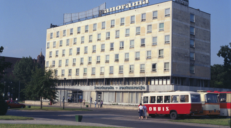 Hotel Orbisu Panorama przy ówczesnym placu Dzierżyńskiego we Wrocławiu (w 1987 r.), fot. PAP/Jan Morek