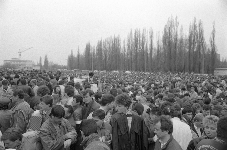 Giełda (bazar) na stadionie lekkoatletycznym RKS Skra Warszawa na Ochocie w stolicy - zdjęcie wykonane w kwietniu 1989 r. Fot. PAP/Cezary Słomiński