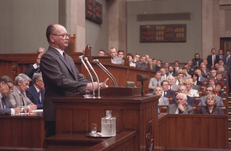 Warszawa 19.07.1989. Posiedzenie Zgromadzenia Narodowego w gmachu Sejmu. Wybór generała Wojciecha Jaruzelskiego na prezydenta Polskiej Rzeczpospolitej Ludowej. Nz. przemówienie po zaprzysiężeniu nowo wybranego prezydenta PRL. PAP/Ireneusz Sobieszczuk