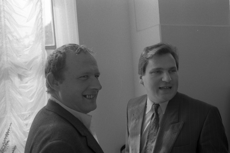 Posiedzenie Sejmu X kadencji (Sejm kontraktowy). W kuluarach Sejmu poseł Adam Michnik (L) i członek PZPR, przewodniczący PKOL, minister – członek Rady Ministrów Aleksander Kwaśniewski, 1989 r. PAP/Cezary Słomiński