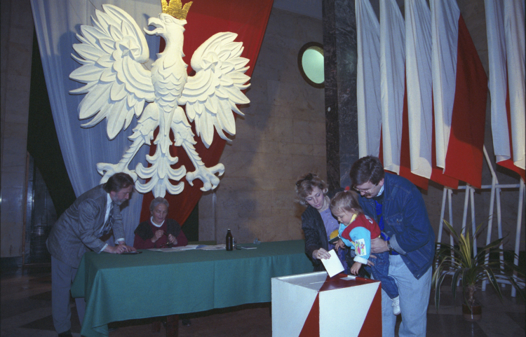 Warszawa, 27 maja 1990 r. Wybory do rad gmin przeprowadzone po uchwaleniu w dniu 8 marca 1990 r. przez Sejm ustawy o samorządzie gminnym. Nz. obwodowa komisja wyborcza w gmachu Pałacu Kultury i Nauki. Fot. PAP/Ireneusz Sobieszczuk