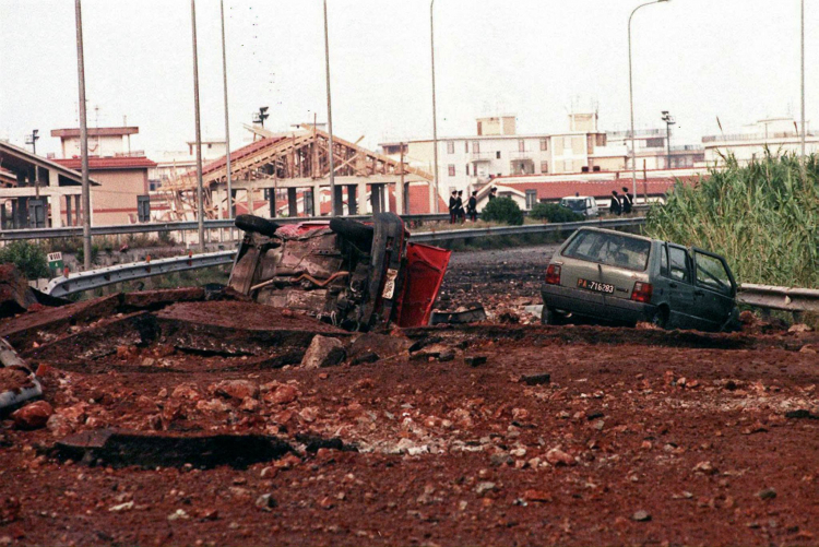 Zdjęcie z 23 maja 1992 roku przedstawiające miejsce, w którym włoski sędzia Giovanni Falcone, jego żona Francesca Morvillo oraz trzech ochroniarzy zostali zabici w wybuchu bomby na autostradzie w okolicach Palermo, Capaci, Sycylia, Włochy. PAP/EPA/STR