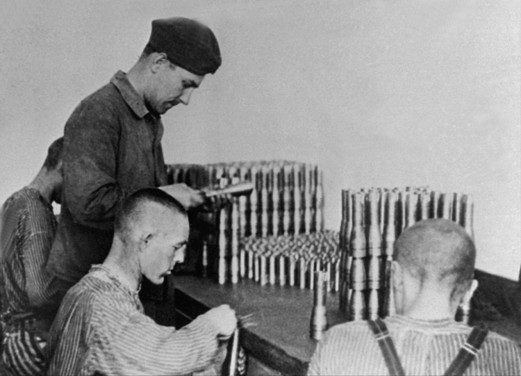 Dachau, Niemcy : Niedatowane zdjęcie z akt robotników przymusowych pracujących w fabryce broni w Dachau podczas II wojny światowej. PAP/EPA