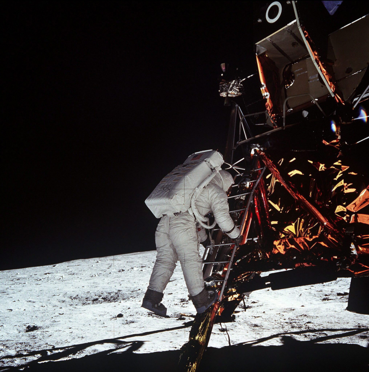 Na archiwalnym zdjęciu amerykański astronauta, pilot lądownika, Edwin E.Aldrin sfotografowany przez dowódcę statku Apollo 11 Neila A. Armstronga 20 lipca 1964 r. , gdy po stopniach lądownika schodzi na powierzchnię Księżyca. PAP/EPA /NASA