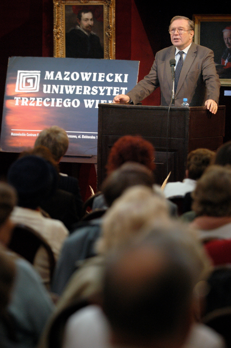 Inauguracja roku akademickiego Mazowieckiego Uniwersytetu Trzeciego Wieku. Wykład inaugurujący wygłosił reżyser Krzysztof Zanussi, 2006 r. jt/bp PAP/Jacek Turczyk