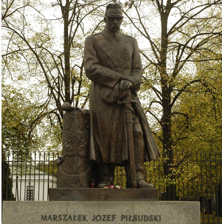 Pomnik Józefa Piłsudskiego przed Belweserem, fot. PAP/Longin Wawrynkiewicz