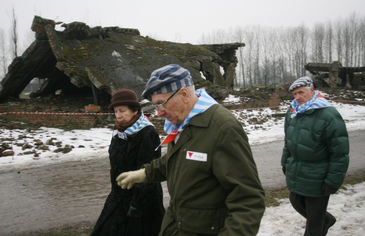 Byli więźniowie obok ruin ruin kremetorium na terenie dawnego obozu zagłady Birkenau, 2009 r. PAP/Jacek Bednarczyk
