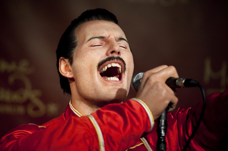 Woskowa figura Freddiego Mercury'ego, b. wokalisty brytyjskiej grupy rockowej Queen w muzeum Madame Tussauds w Berlinie. PAP/EPA/ROBERT SCHLESINGER Dostawca: PAP/EPA