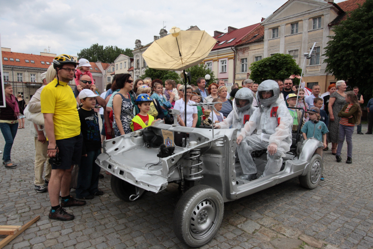 Replika stworzonego przez prof. Bekkera księżycowego łazika, wykorzystywanego w trzech misjach amerykańskiego Apolla, wylądowała na konińskim rynku już w 2011 r. Fot. PAP/Tomasz Wojtasik