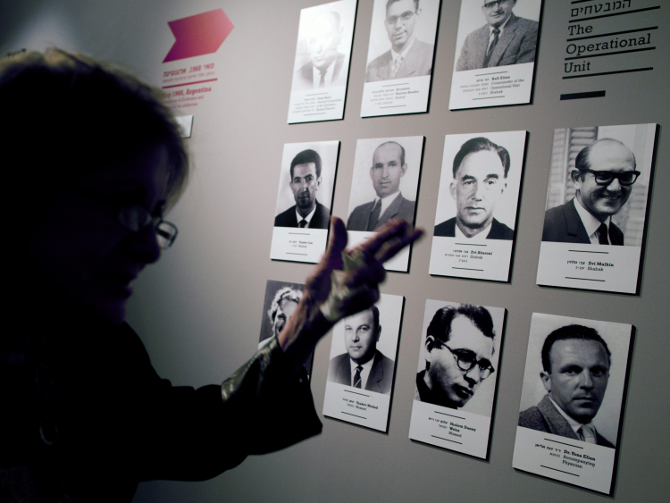 Zdjęcia agentów Mosadu, którzy wzięli udział w porwaniu Adolfa Eichmanna na wystawie w Tel Awiwie, fot. PAP/EPA/Jim Hollander