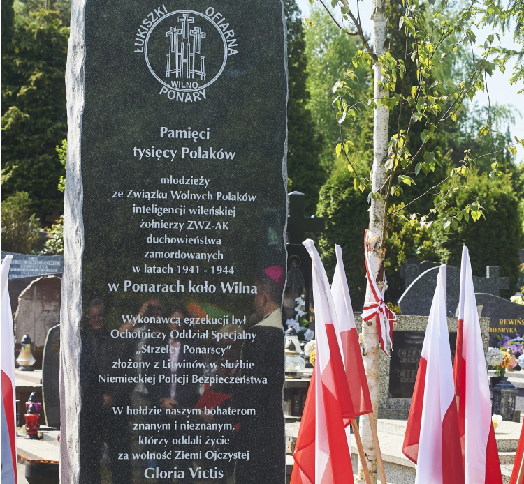 Pomnik upamiętniający Polaków zamordowanych w Ponarach koło Wilna na cmentarzu w Gdańsku, fot. PAP/Dominik Kulaszewicz