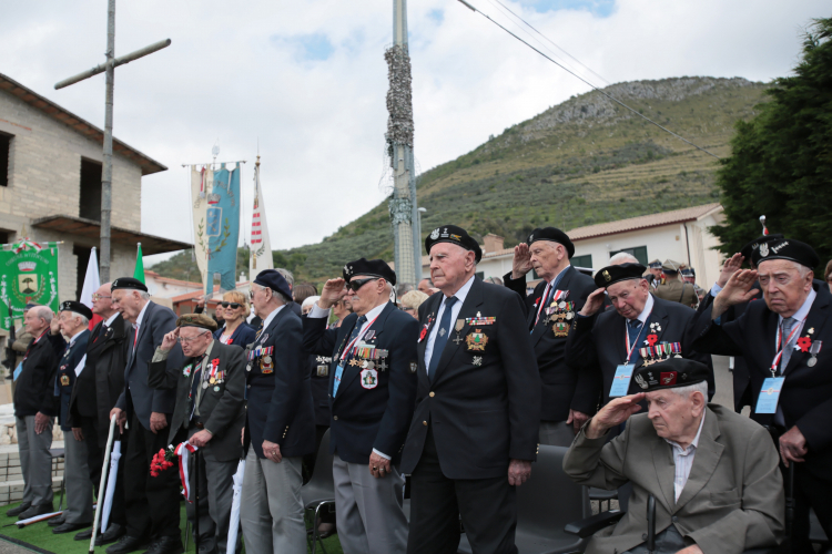 Obchody 75. rocznicy bitwy o Monte Cassino. Weterani podczas uroczystości przy pomniku upamiętniającym poległych żołnierzy 2. Korpusu Polskiego, 19 bm. w San Vittore del Lazio, 2019 r. PAP/Leszek Szymański