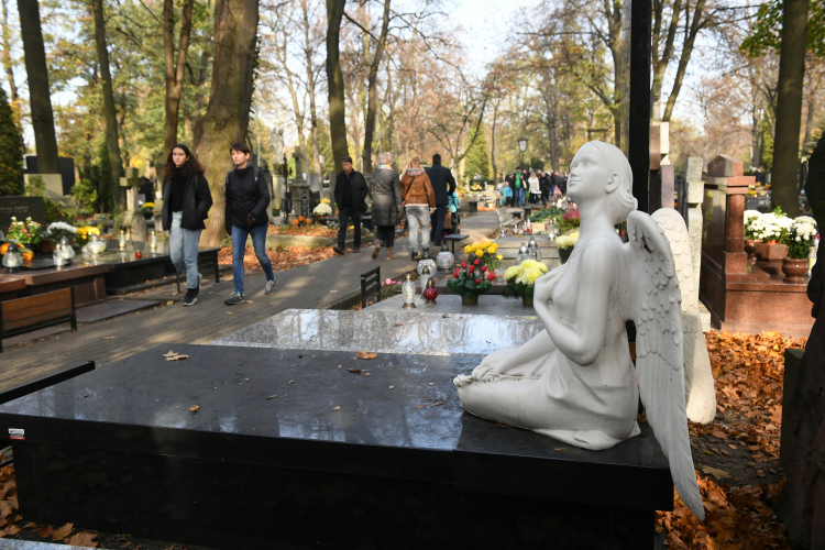 Cmentarz na warszawskim Bródnie w jesiennej odsłonie. Fot. PAP/Radek Pietruszka