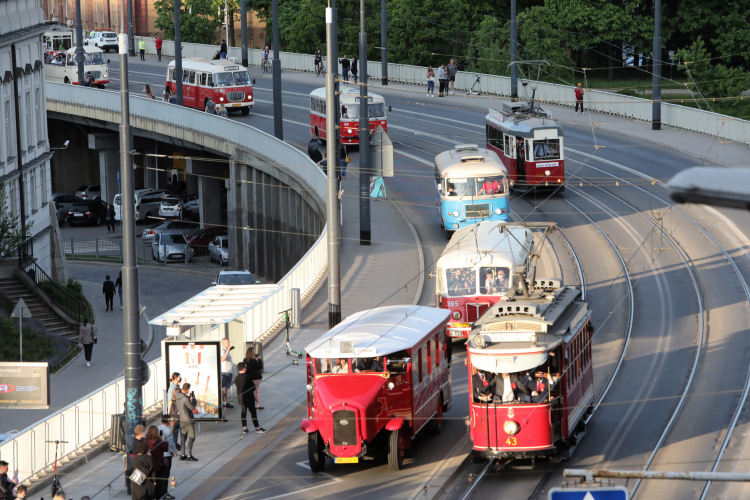 Parada zabytkowych autobusów i tramwajów w ramach Nocy Muzeów w Warszawie, 2021 r. PAP/Wojciech Olkuśnik
