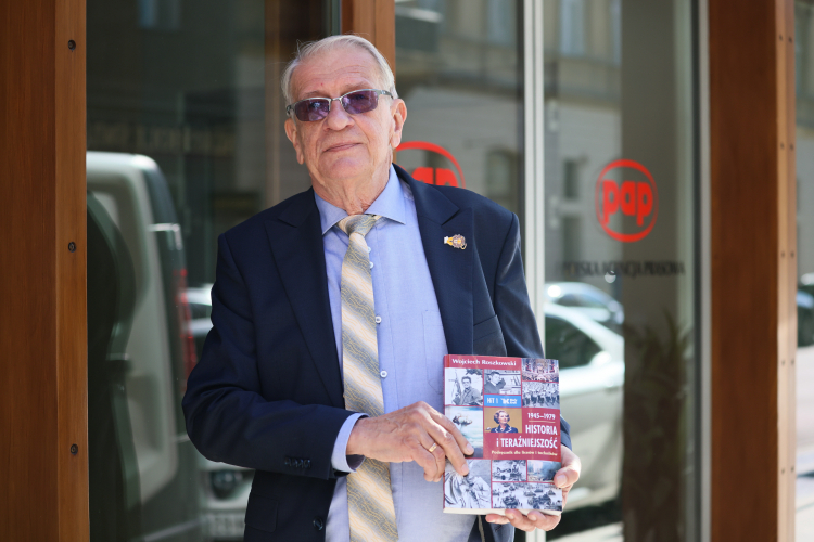 Historyk prof. Wojciech Roszkowski, autor podręcznika "Historia i teraźniejszość". Fot. PAP/Leszek Szymański