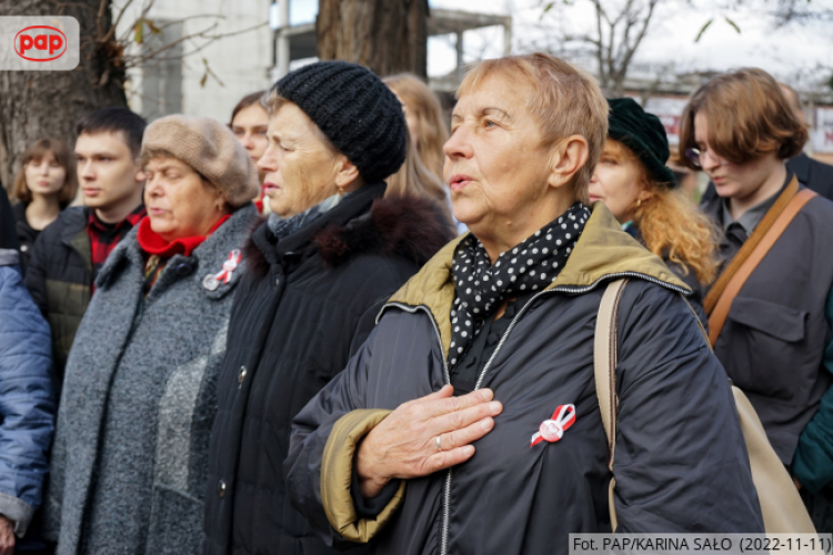 Iwano-Frankiwsk (Stanisławów) na Ukrainie. Polacy podczas uroczystości przy pomniku legionistów na dawnym cmentarzu katolickim, obecnie skwerze pamięci 11 listopada 2022 r. Fot. PAP/Karina Sało