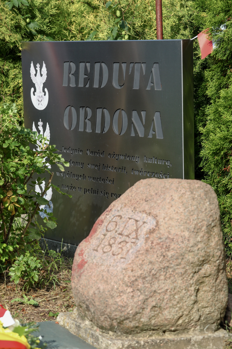 Obelisk upamiętniający Redutę Ordona, fot. PAP/Tomasz Gzell