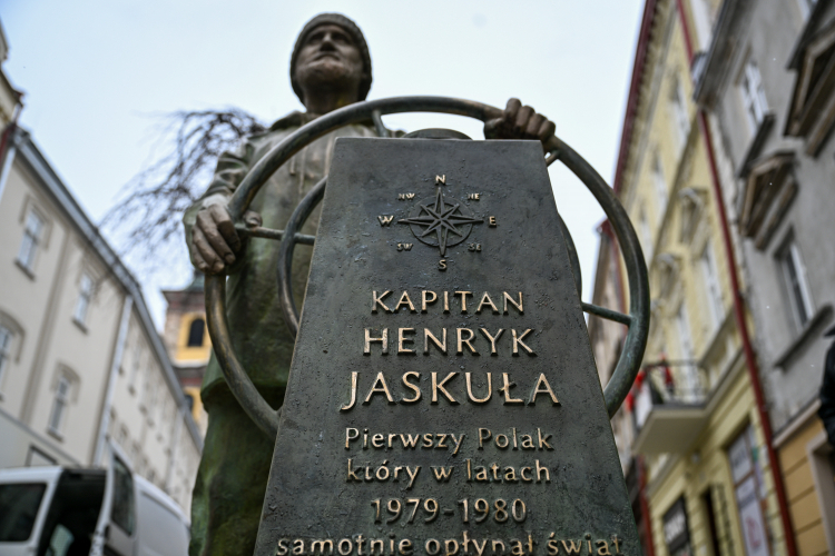 Posąg jachtowego kapitana żeglugi wielkiej Henryka Jaskuły na ulicy Franciszkańskiej w Przemyślu. Kpt. Jaskuła zmarł 14 maja 2020 roku. Był pierwszym Polakiem, który samotnie i bez zawijania do portów okrążył Ziemię. Wyprawa rozpoczęła się 12 czerwca 1979 roku, trwała 344 dni i zakończyła się 20 maja 1980 roku. Fot. PAP/Darek Delmanowicz