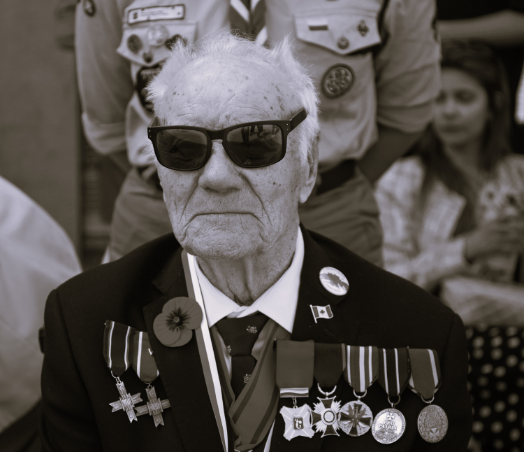 Feliks Osiński podczas uroczystości złożenia kwiatów pod pomnikiem generała Władysława Andersa w Cassino, 2024 r. PAP/Albert Zawada