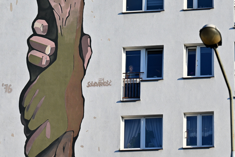 Mural na budynku u zbiegu ul. 25 Czerwca i Żeromskiego w Radomiu, w okolicy tymczasowego pomnika Radomskiego Czerwca '76. Fot. PAP/Piotr Polak