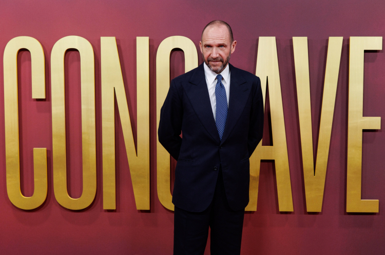 Angielski aktor Ralph Fiennes przed premierą filmu "Konklawe" na BFI London Film Festival, w Londynie, Wielka Brytania, 10 października 2024 r. PAP.EPA/Tolga Akmen