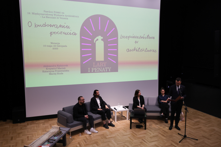 (L-P) Artyści Krzysztof Maniak, Maciej Siuda, Aleksandra Kędziorek i Katarzyna Przezwańska oraz wiceminister kultury i dziedzictwa narodowego Maciej Wróbel podczas spotkania dla mediów dotyczącego projektu „Lary i penaty. O budowaniu poczucia bezpieczeństwa w architekturze” w stołecznej Zachęcie - Narodowej Galerii Sztuki. PAP/Albert Zawada