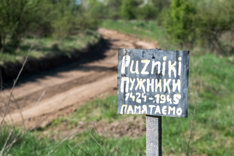 Puźniki, Ukraina, 24.04.2025. Rozpoczęcie ekshumacji polskich ofiar zbrodni wołyńskiej, 24 bm. w Puźnikach w obwodzie tarnopolskim na zachodzie Ukrainy, 24 bm. Według różnych źródeł ukraińscy nacjonaliści zabili tam od 50 do 120 Polaków. Będą to pierwsze ekshumacje od ogłoszenia pod koniec listopada 2024 r. zniesienia przez stronę ukraińską zakazu poszukiwań i ekshumacji szczątków polskich ofiar wojen i konfliktów na terytorium Ukrainy. Fot. PAP/Vladyslav Musiienko