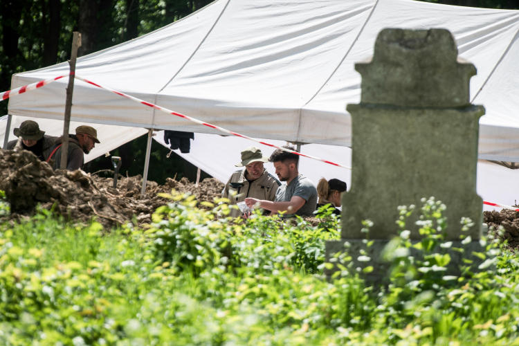 Prace ekshumacyjne w Puźnikach w obwodzie tarnopolskim na zachodzie Ukrainy, 1 maja 2025. PAP/Vladyslav Musiienko