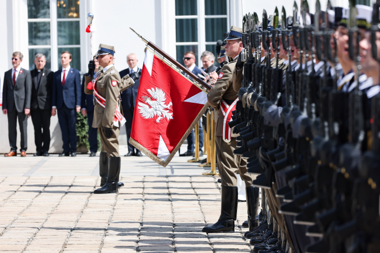 Uroczystości z okazji Dnia Flagi Rzeczypospolitej Polskiej oraz Dnia Polonii i Polaków za Granicą przed Belwederem w Warszawie. Fot. PAP/Albert Zawada