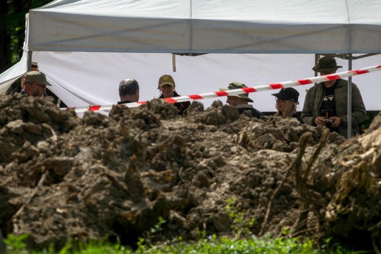 Prace poszukiwawcze - ekshumacje ofiar zbrodni wołyńskiej w Puźnikach niedaleko Tarnopola, fot. PAP/Vladyslav Musiienko
