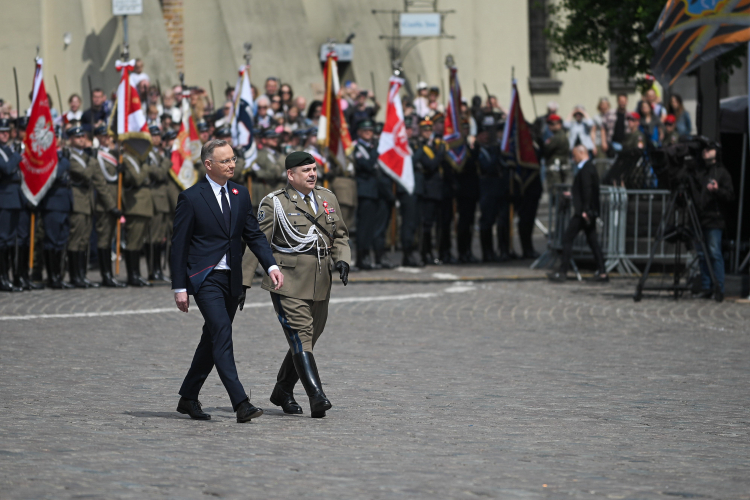 Prezydent Andrzej Duda i gen. Wiesław Kukuła, szef Sztabu Generalnego Wojska Polskiego podczas uroczystości z okazji rocznicy konstytucji 3 Maja, fot. PAP/Marcin Obara