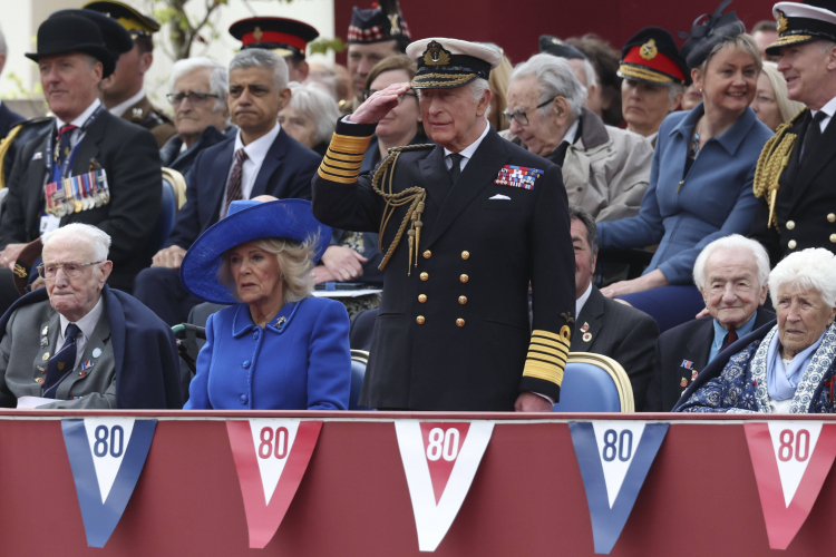 Karol III, król Wielkiej Brytanii, podczas defilady w Londynie, 5 maja 2025 r. Fot. PAP/EPA